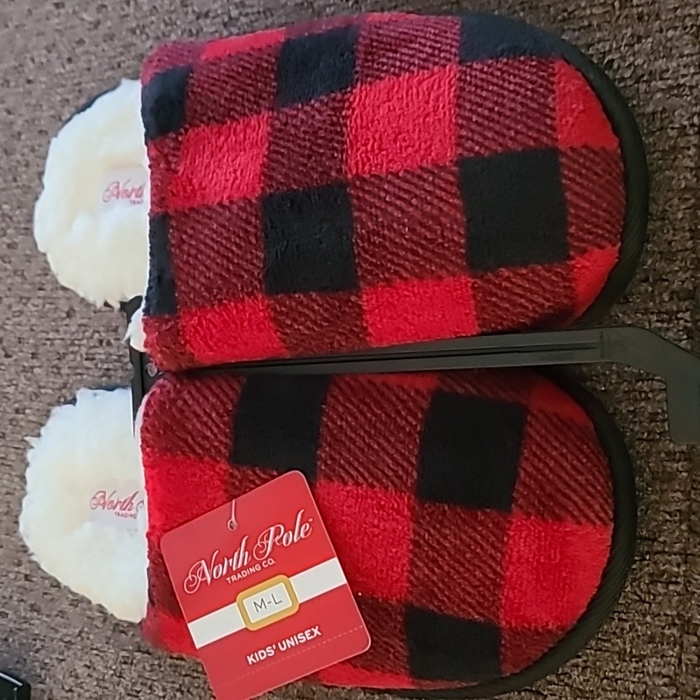 NORTH POLE TRADING CO UNISEX KIDS RED & BLACK SLIPPERS SIZE MEDIUM/LARGE